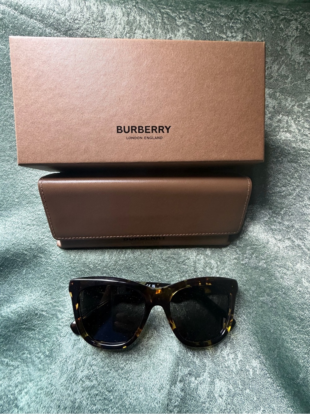 Burberry Tortoiseshell Cat-Eye Sunglasses with Brown Case
